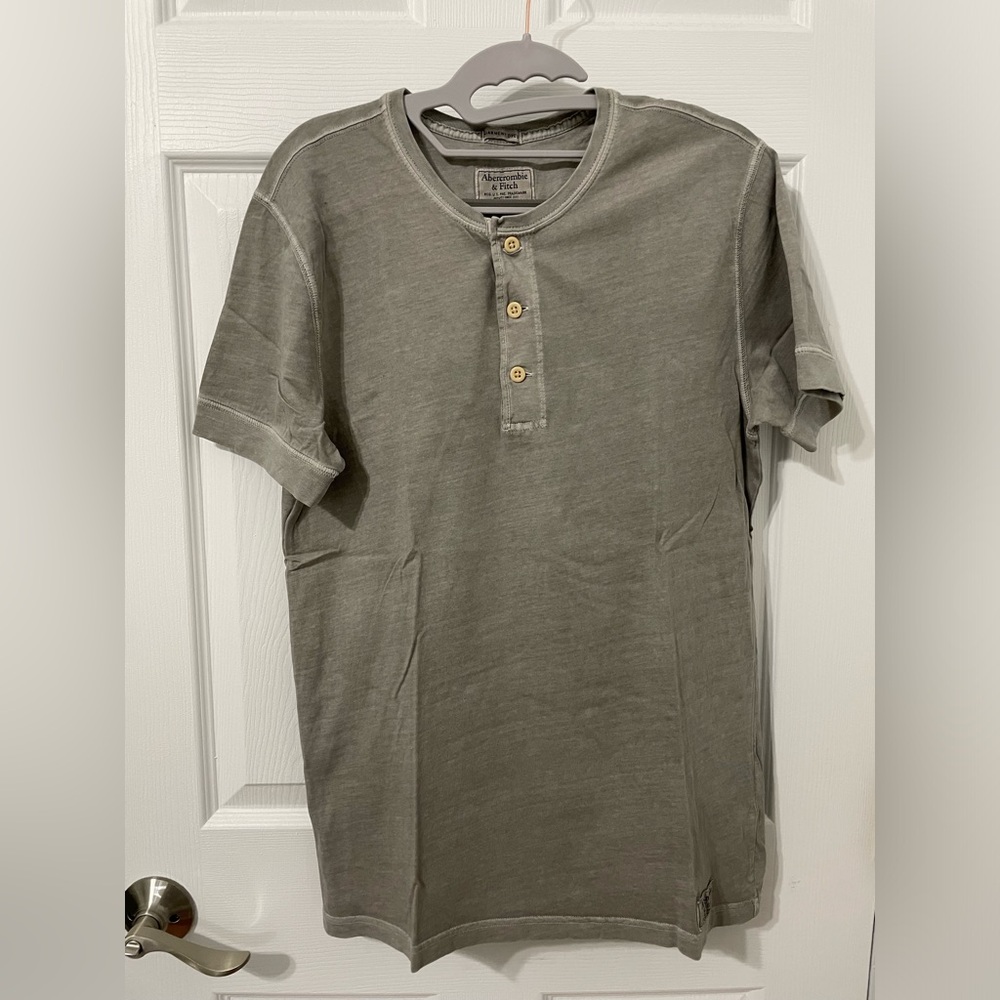 Hollister Henley T-Shirt Gray Size M